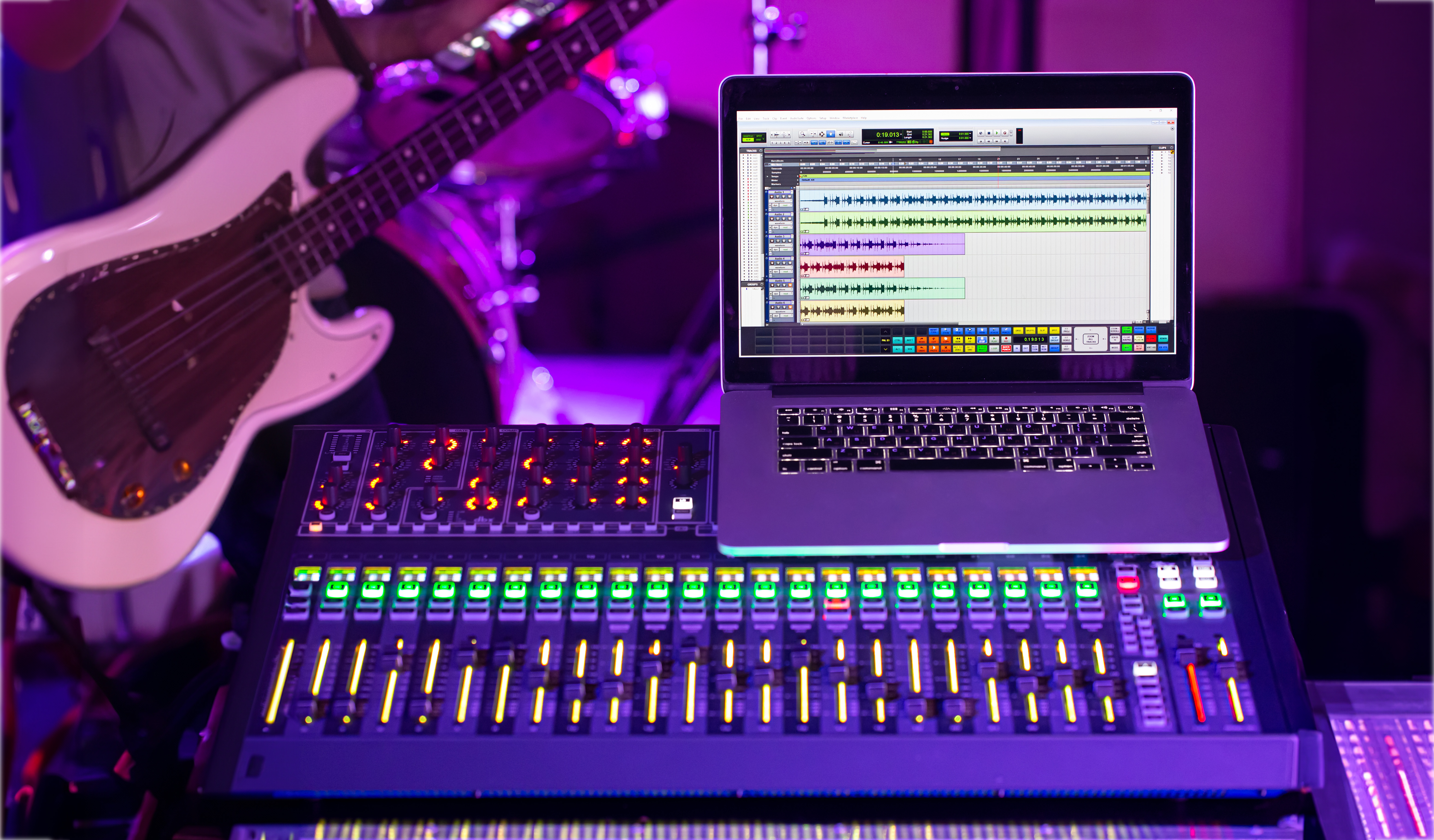 table-mixage-numerique-dans-studio-enregistrement-ordinateur-pour-enregistrer-musique-fond-homme-guitare-basse-concept-creativite-show-business